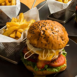 hamburguesa huevo frito, guacamole