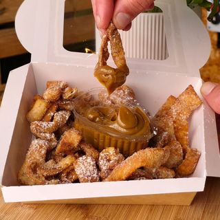 Iscas Crocantes de Pastel sabor churros açúcar e canela