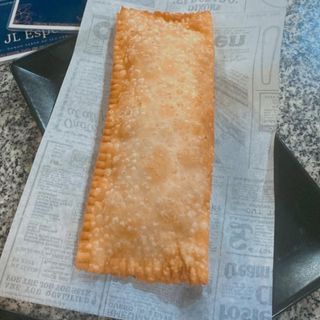 Pastel de frango com queijo mozzarella