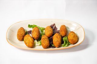 Croqueta de espinaca y piñones 