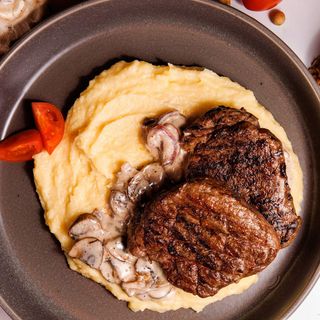 Медальоны из телятины с картофельным пюре в грибном соусе 