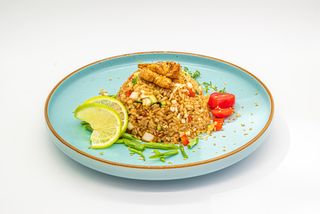 Жареный рис с курицей