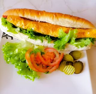 Omlet sa kulenom i kačkavaljem u kifli 