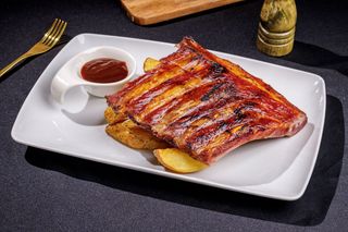 Coaste de porc cu BBQ și cartofi prăjiți