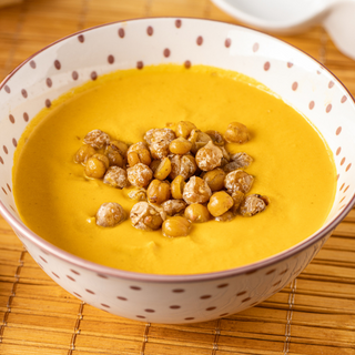 Supa crema de curry, ghimbir si curry cu naut prajit