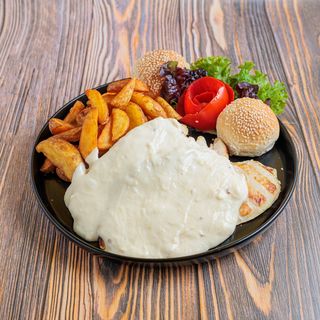 Piletina u sosu od 4 vrste sira sa hrskavim krompirićima