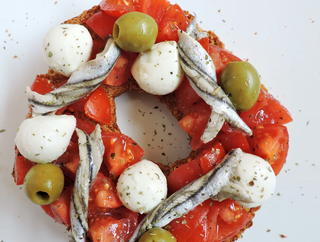 Friselle con pendolini, bufala e acciughe