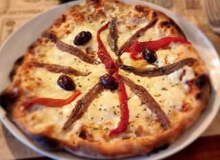 Pizza De Anchoas Con Olivas