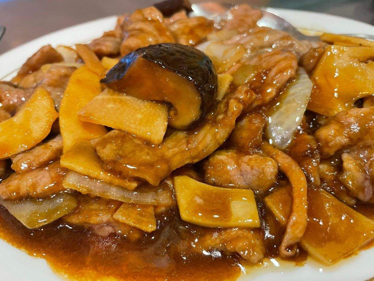 Cerdo Con Bambú Y Setas Chinas