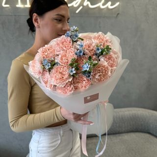 Букет комплімент з 15 діантусів та 6 блакитного оксипеталуму