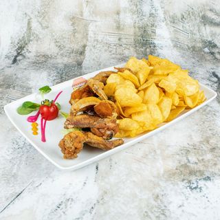 Aripioare de pui la ceaun, chips-uri, sos Tudor Special