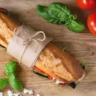 Bocadillo de jamón (bodega) con queso, huevo y pimiento verde