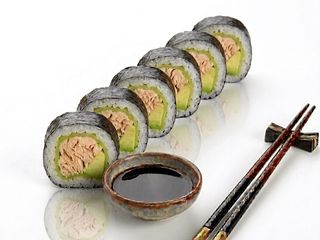Futomaki z pieczonym łososiem i awokado  6 szt (180g)