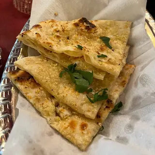 Lassan naan garlic naan