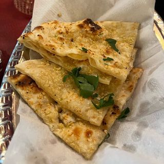 Lassan naan garlic naan