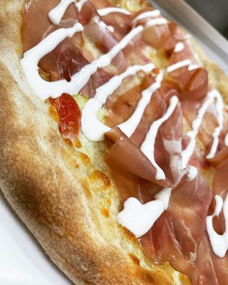  PIZZA AL PIATTO BIANCA - CRUDO E STRACCHINO