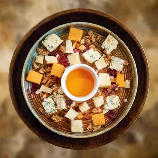 Platou de brânzeturi cu fructe