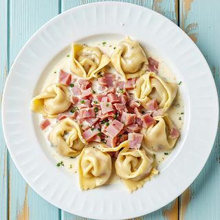 Tortellini con panna e prosciutto