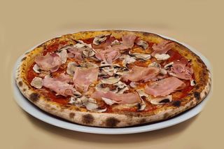 Pizza prosciutto e funghi champignon