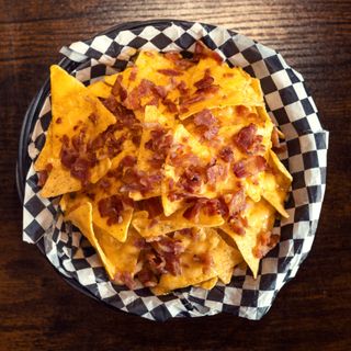 Nachos con queso e bacon croccante