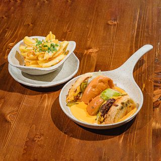 BURGER PIZZARO CU CARTOFI PRAJITI SI SOS CHEDDAR