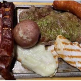 parrillada mixta con papa cocida