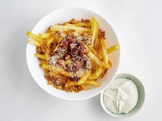 Картопля фрі з беконом, пармезаном та соусом блючіз