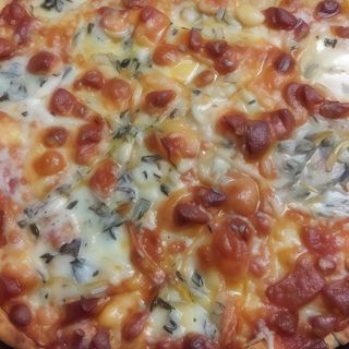 Pizza familiar pollo con 4 queso y bebida lata  gratis