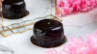 შოკოლადის დესერტი ნიგვზით და კარამელით