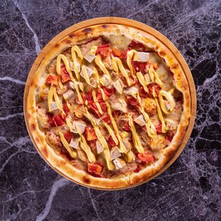 Пицца с курицей и сырным соусом