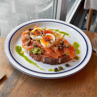 ТОСТ ІЗ КРАШ АВОКАДО І ЛОСОСЕМ