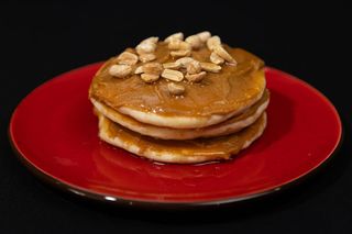 Панкейки з кленовим сиропом та арахісовою пастою