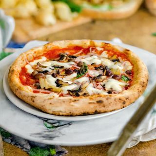 Pizza rossa capricciosa