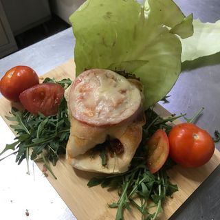 Barchetta gourmet con provola, rucola, pomodoro e speck