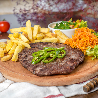 საქონლის სტეიკი გრილზე წიწაკის სოუსით