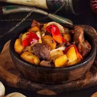 ოჯახური ღორის ხორცით