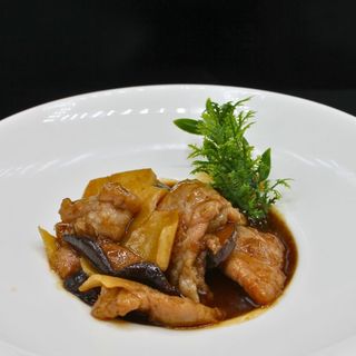 Manzo con bambù e funghi
