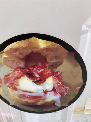 Panino con capocollo, burrata affumicata e pomodori secchi