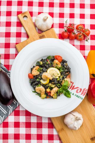 Tagliatelle Nero di sepia scampi