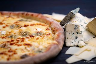 Pizza Cuatro Quesos (32 cm.)