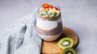 Протеинов шоколадов йогурт с чиа и плодове (360г)