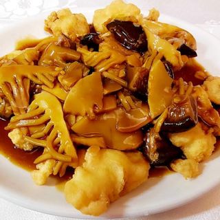 Pescado con setas chinas y bambú