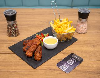 Mititei cu cartofi prăjiți și muștar