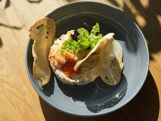 Салат з креветками, яйцем, маринованим огірком, картоплею та домашнім майонезом, авокадо-хумусом (350g)