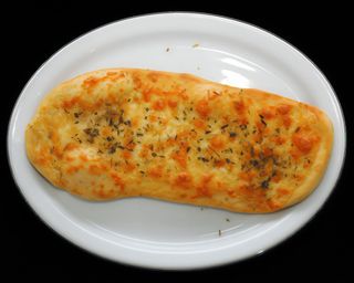 Pão de Alho Caseiro com Queijo - Homemade Garlic Bread with Cheese