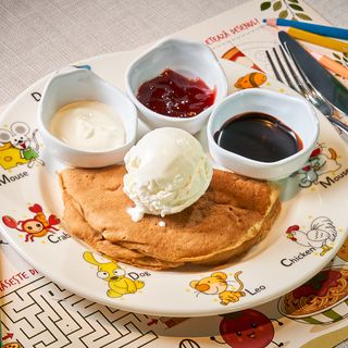 Pancake pufos cu înghețată și topping la alegere