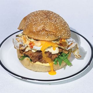 Best Chicken Burger con Huevo y Salsa de Queso Trufada