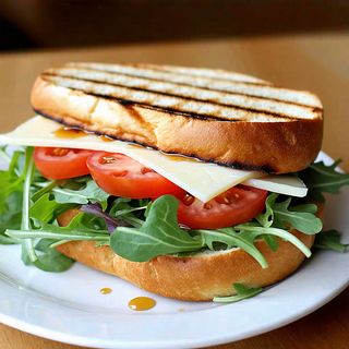 Sandwich panini muschi file haiducesc si cascaval