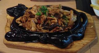 Kurczak na gorącym półmisku