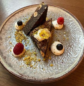 Брауни фъдж с малини и крем маскарпоне